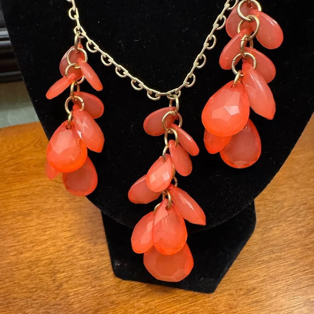 Coral Colored Faceted Bead Teardrop Cluster Necklace & Earring Set - Picture 3 of 5